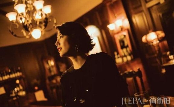 李亚鹏女朋友晒九宫格写真,穿礼服露小蛮腰,优雅知性尽显熟女风