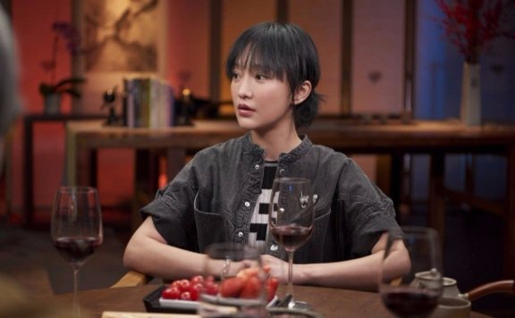 周迅撞上袁咏仪,同穿连体裤看不出差距