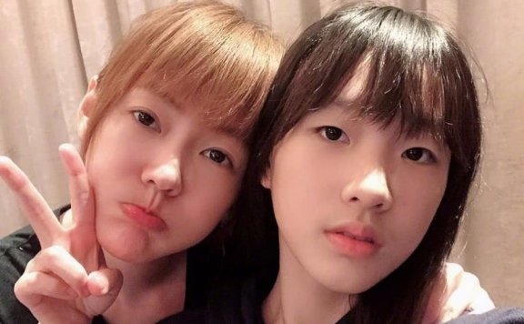 小s大女儿气质赶超妈妈，黑西装长卷发高级脸独特