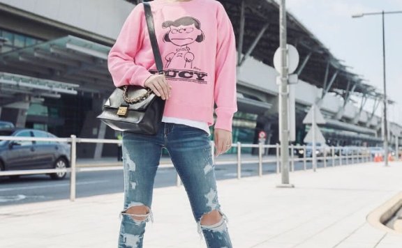 林心如状态正佳，白T恤搭配牛仔裤完全不像40多岁