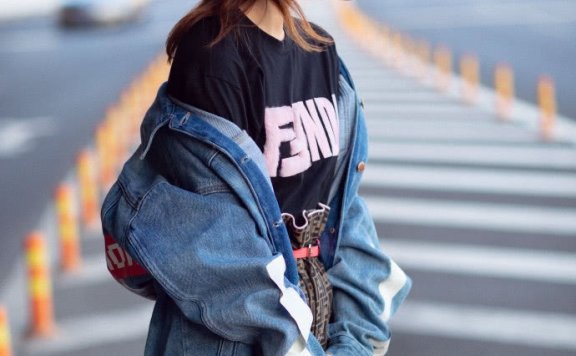 戚薇机场街拍,造型依旧渔夫帽太抢镜