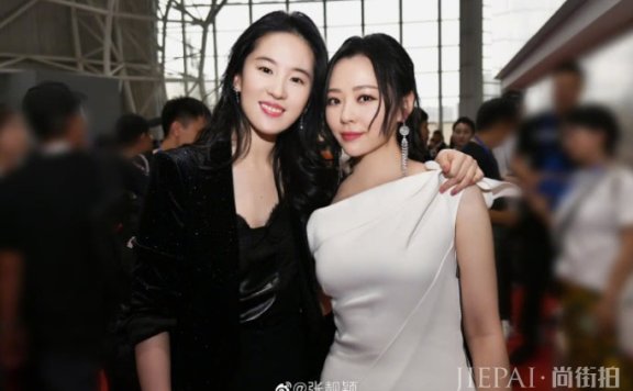 刘亦菲亮相成龙电影节英气十足,与张靓颖合影变霸道女总裁