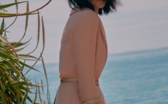 许晴50岁仍保持少女感,露肩长裙显年轻