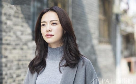 同样是参加婚礼,姚晨素颜怕抢新娘风头,对比古力娜扎见人品