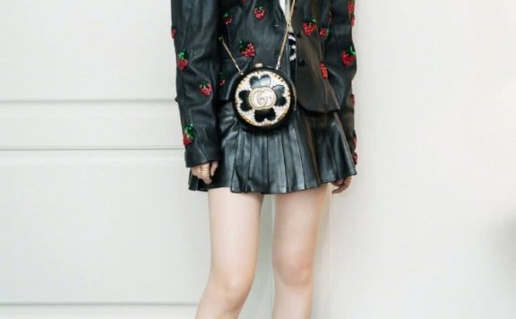 李宇春晒近照大秀好身材,穿千鸟格连体裤韵味十足