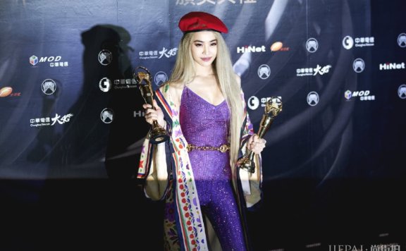 蔡依林紫色吊带连体裤配印花外套,真会穿