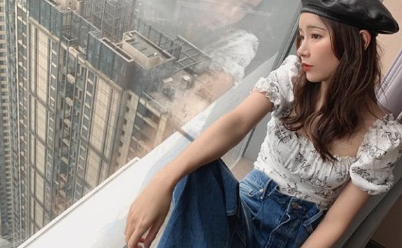 张子萱身穿泡泡袖衬衫头戴贝雷帽,私服照可爱又有气质