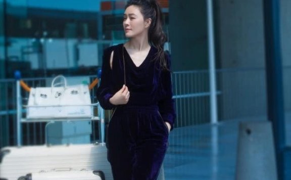 田海蓉时装周头排高调看秀,薄纱裙秒变复古名媛