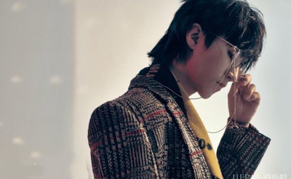 王俊凯新造型一身黑衣尽显少年风骨，冷清中透着孤傲