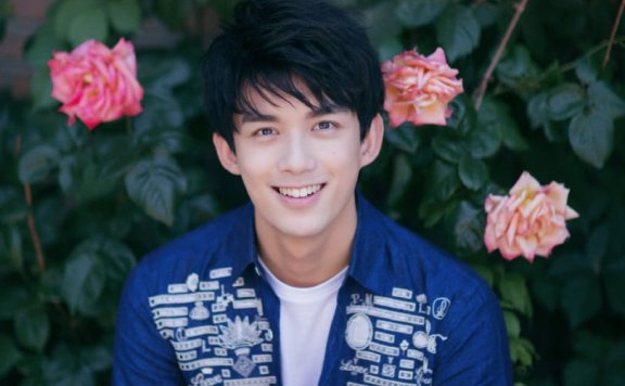 阳光帅气邻家弟弟吴磊，西装毛衣穿出时尚男友穿搭模板