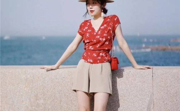 火热的夏季,用印花单品来打破沉闷,让你美成壁纸
