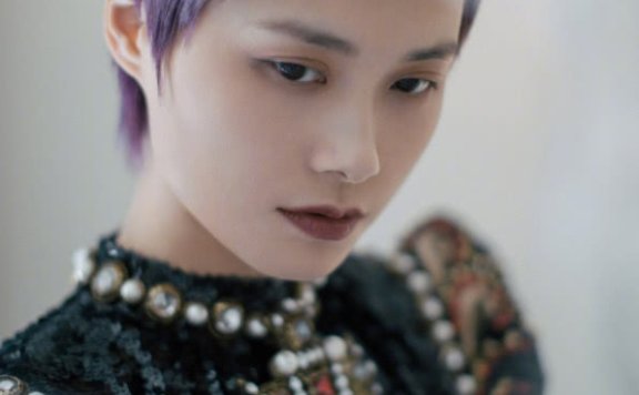 李宇春一袭红裙尽显女人味,好身材得秀出来