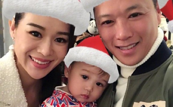 胡杏儿宣布生下二胎儿子,一家四口小手叠大手温馨爆棚