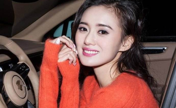 江铠同恋情被曝光，网友却反应冷淡，多段恋情让她成招黑体