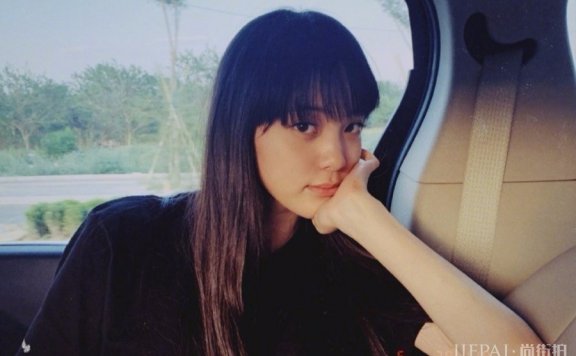 欧阳娜娜齐刘海好美,穿铅笔裤双腿修长,越长越好看