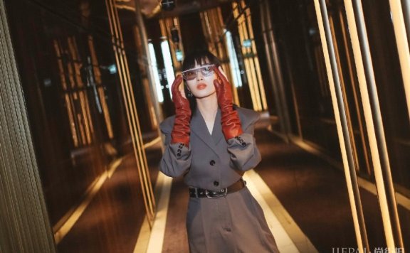 王紫璇穿短西装配高腰裤,霸气得不像27岁