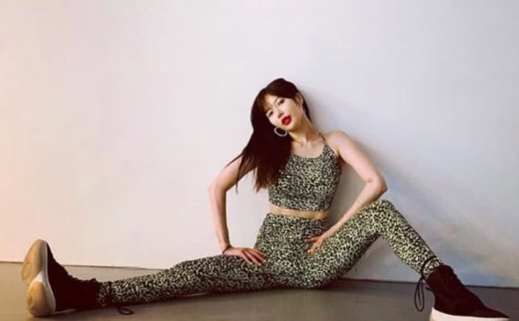 金泫雅豹纹衣造型搭配荧光绿，一般人不敢这样穿