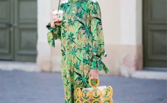 欧美街拍，夏季怎能没有连衣裙和小白鞋的组合？