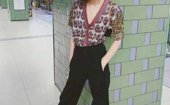 天知道周雨彤的衣柜里,有多少花衬衫