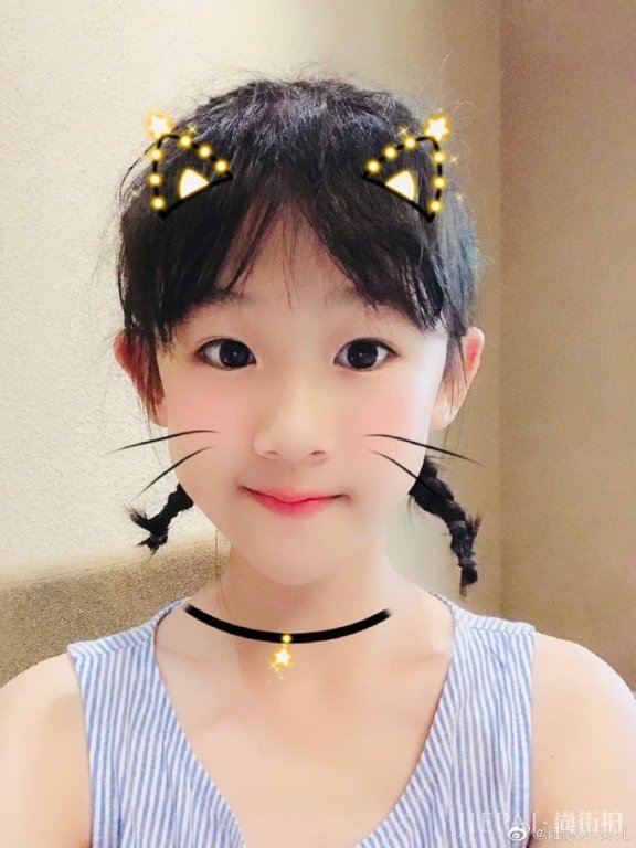 鲍蕾将两女儿拍成了黑炭,贝儿拉着妹妹玩美颜自拍实力嫌弃妈妈