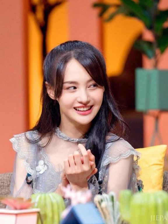 郑爽《我们长大了》换发型,半扎马尾清纯减龄,穿薄纱裙又仙又美