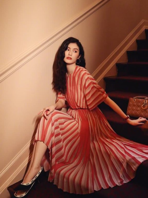 刘嘉玲Dior发布秀童心未泯大玩滑板车,状态佳不输超模