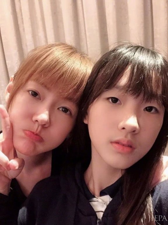 小s大女儿气质赶超妈妈,黑西装长卷发高级脸独特