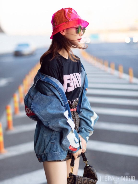 戚薇机场街拍,造型依旧渔夫帽太抢镜
