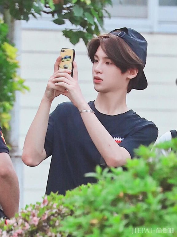 Justin黄明昊穿一身运动装简约平淡，撩头发立马帅炸