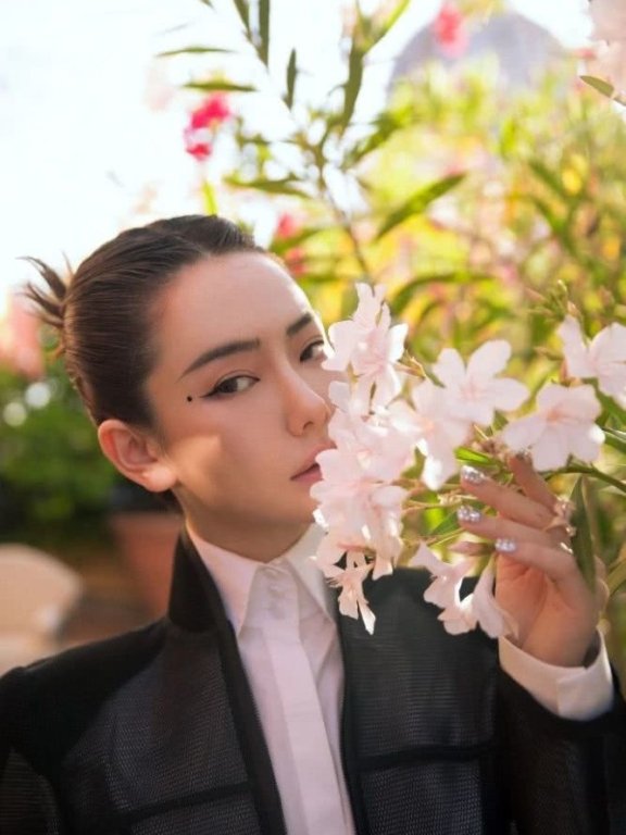 戚薇柳叶眼线泪痣妆完全换了个风格,古典美女不好驾驭