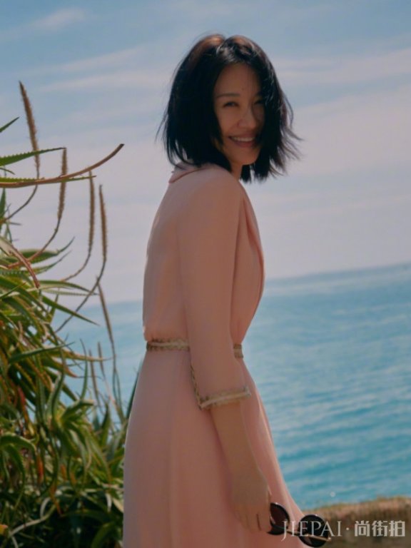 许晴50岁仍保持少女感,露肩长裙显年轻