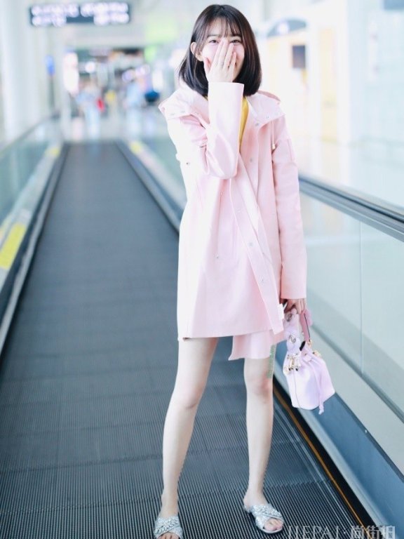 孟子义踩珍珠凉鞋亮相机场,走出时尚秀场范