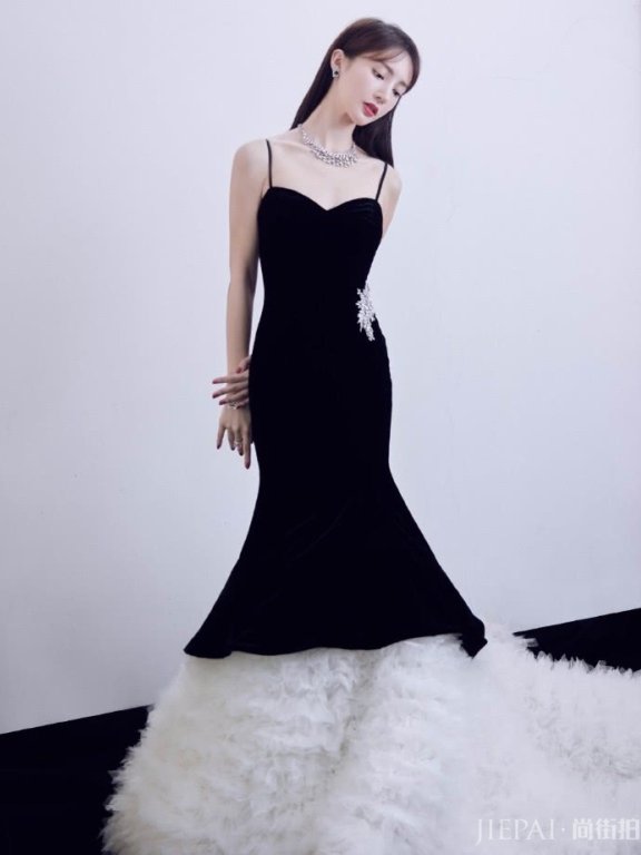 金晨黑色连衣裙下叠穿10斤“棉花”,女神范十足