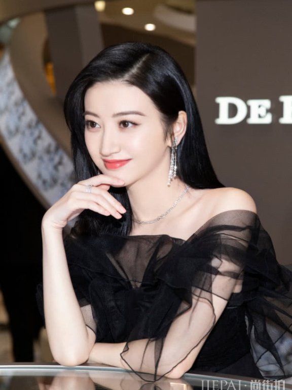 景甜5cm的“沙漏裙”仅有层阴影，一般人却不敢尝试