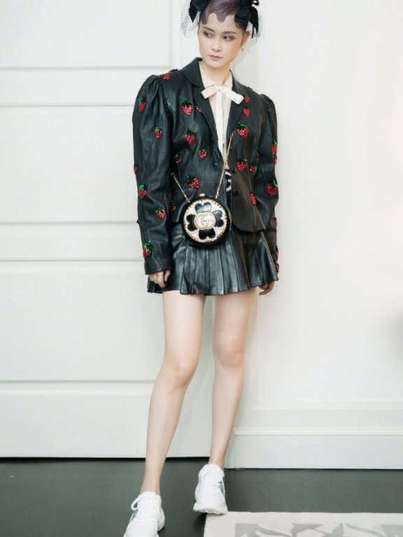 李宇春晒近照大秀好身材,穿千鸟格连体裤韵味十足