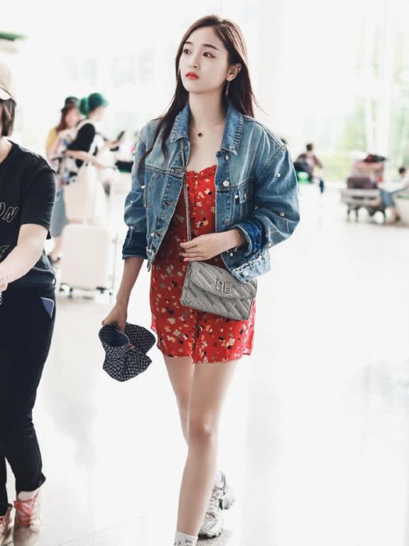 曾宣布退出火箭少女101,今穿牛仔外套配碎花裙,双腿笔直抢镜