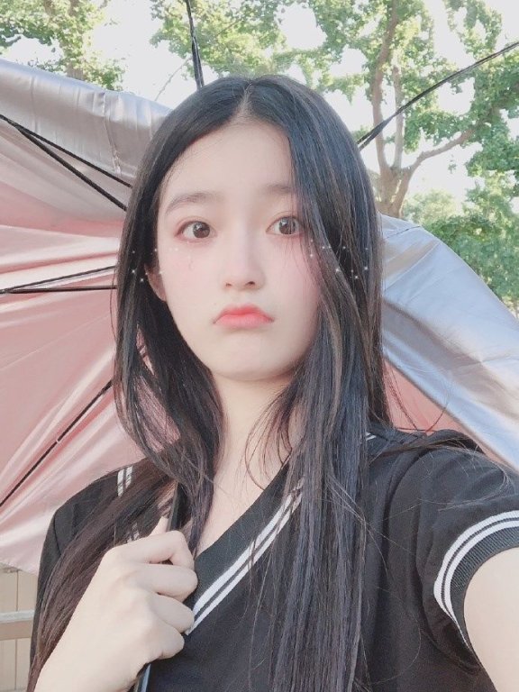 柴蔚遇大风变“天气博主” 网友:仙女别被吹飞了!