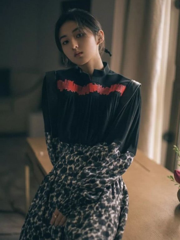 张子枫穿复古拼接连衣裙,彰显时髦感