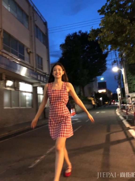 金智妮夏日牛油果女孩穿搭又酷又时髦,显瘦还显腿长