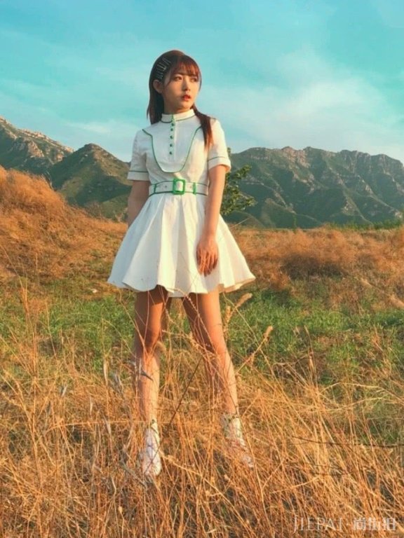 赖美云扎起了“小麦辫”，很有初恋感