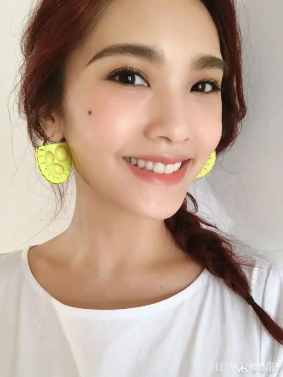 淡妆也能变身高光女孩，高允真示范就是最佳模板