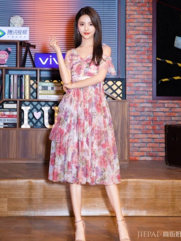 杨超越换碎花裙出场,意外很甜又时髦