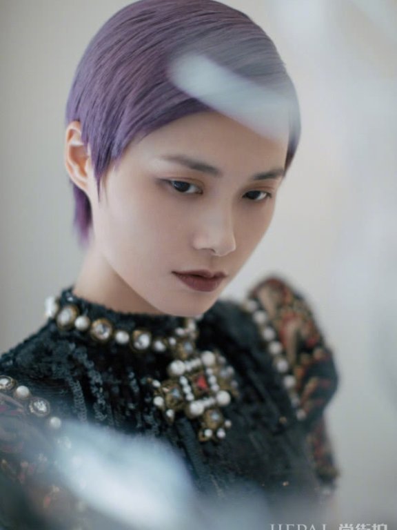 李宇春一袭红裙尽显女人味,好身材得秀出来