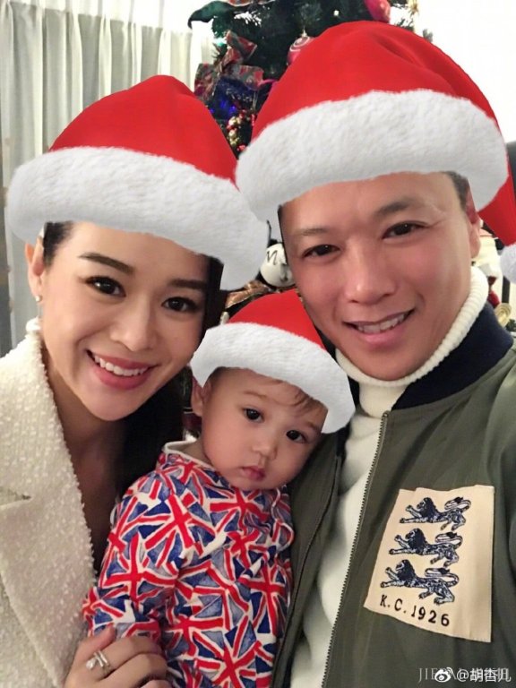 胡杏儿宣布生下二胎儿子,一家四口小手叠大手温馨爆棚