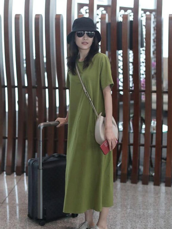 王鸥机场街拍，穿牛油果绿连衣裙素颜也美