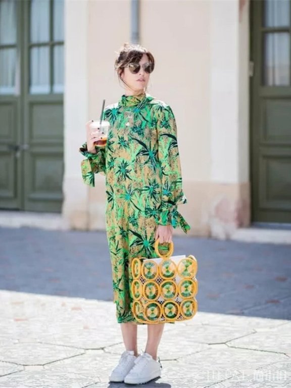 欧美街拍，夏季怎能没有连衣裙和小白鞋的组合？