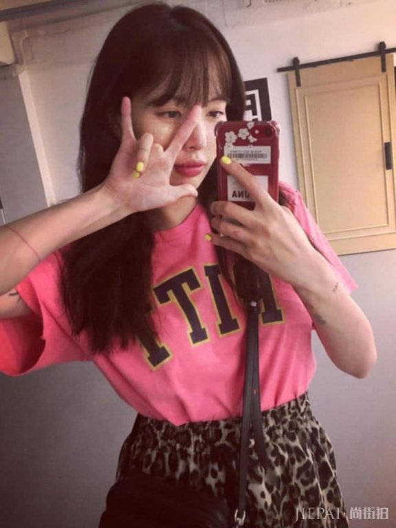 金泫雅晒自拍耳环太亮眼,小野马这回少女心了