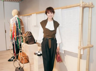 袁泉新发型不光剪短，还做了水波纹烫发，神奇换发型秒变20岁少女