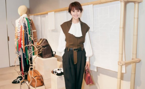 袁泉新发型不光剪短,还做了水波纹烫发,神奇换发型秒变20岁少女