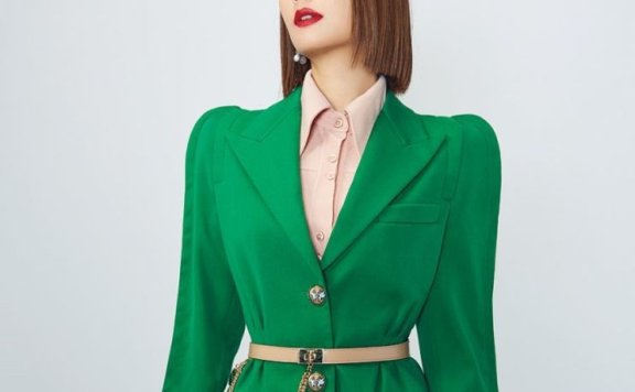 林心如换新发型登封，穿大红大绿气质不俗，渔网袜配纱裙也惊艳